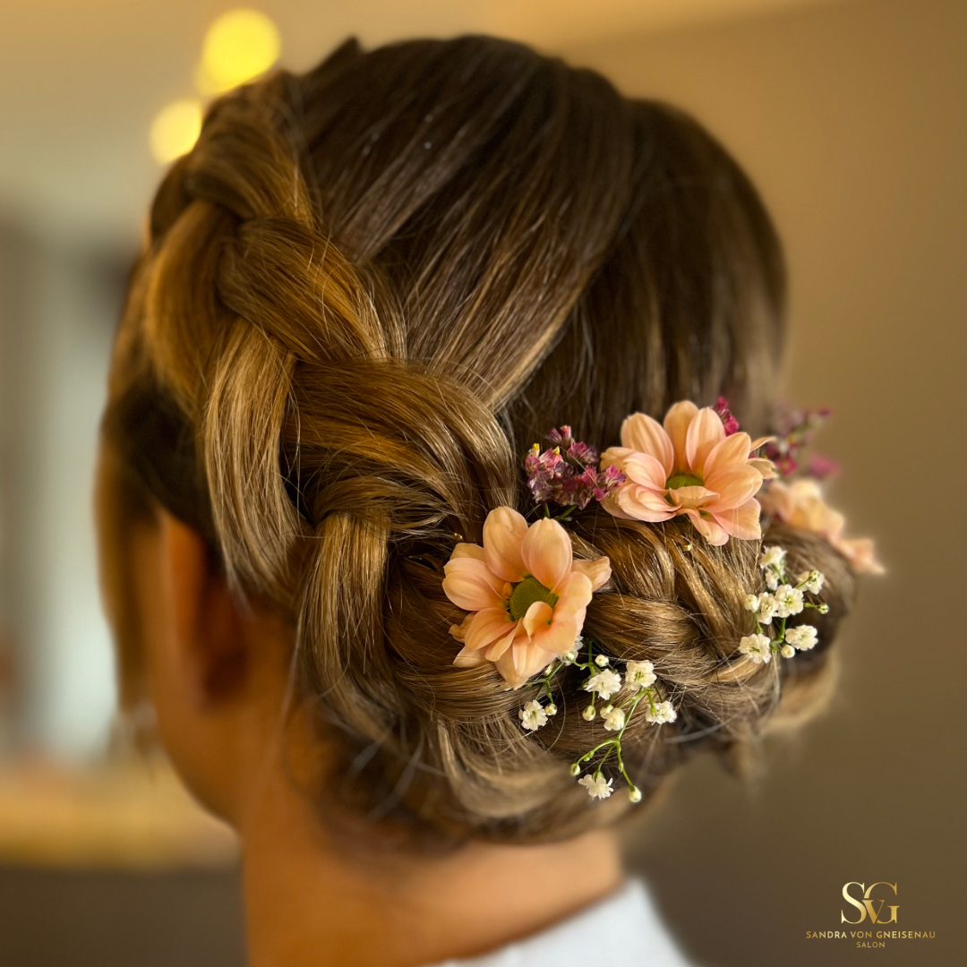 Wiesn-ready mit einer wunderschönen Flechtfrisur!   Diese geflochtene Hochste...