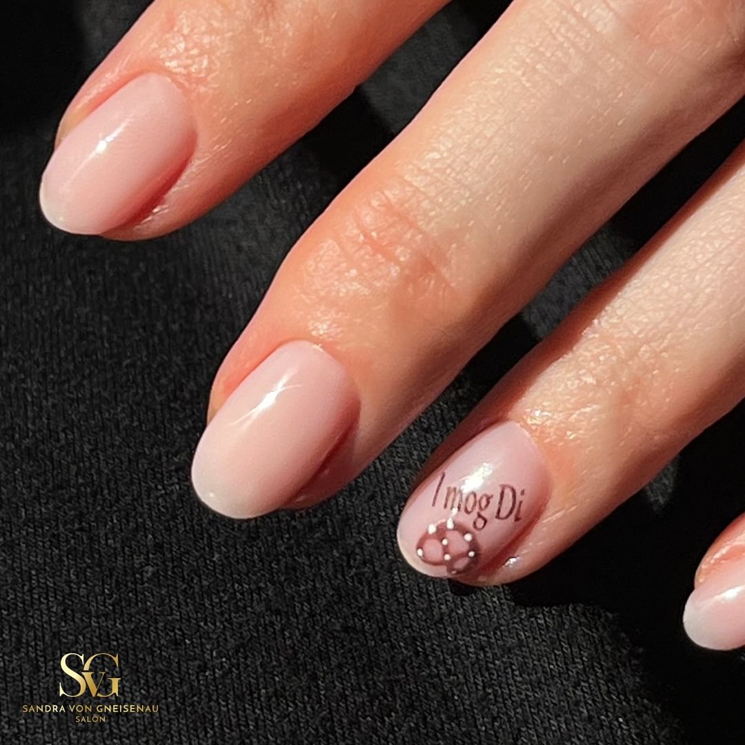 Bist du bereit für das Oktoberfest? 💅✨ Diese wunderschöne Nailart im zarten ...