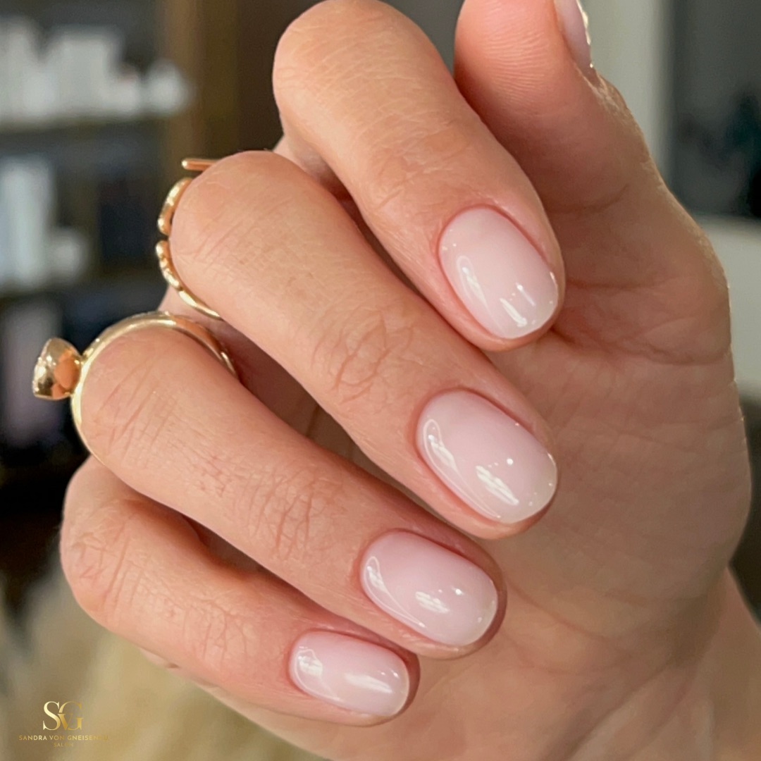 Perfekt gepflegte Nägel mit langanhaltendem, dezentem Glanz – manchmal ist we...