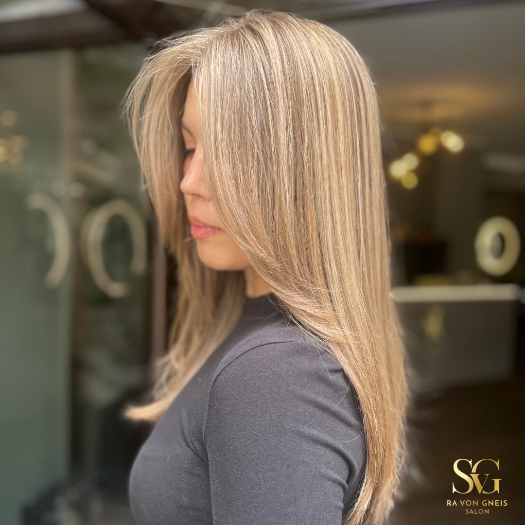 Einer der Winter Hair Trend 2025: Sleek Blonde with Soft Layers  Glattes, meh...